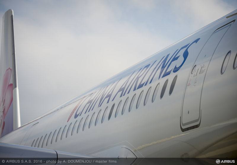 first_a350_xwb_delivery_to_china_airlines-ambiance-01-020